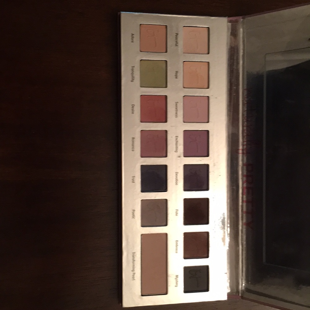 It Naturally Pretty Romantics Eyeshadow palette